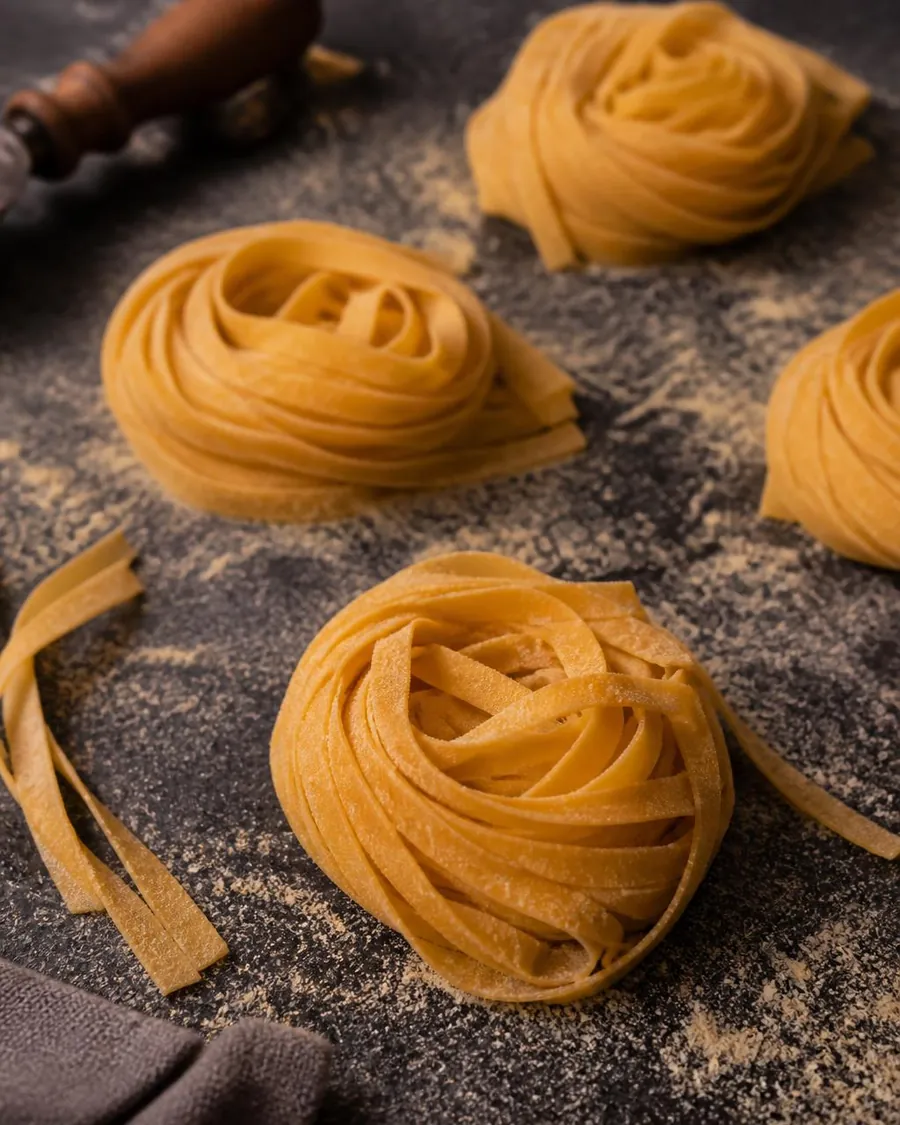 Nid de tagliatelle artisanales Casa Ceppini sur plan de travail fariné